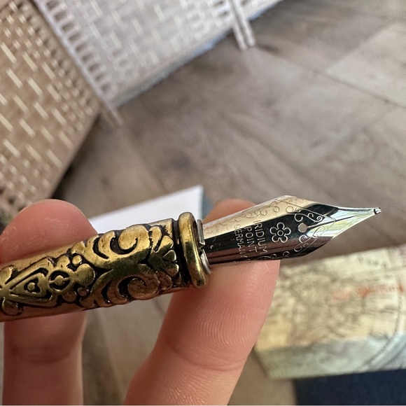 NWT Feather Quill + Ink Set includes various tips for different style writing - Picture 9 of 13